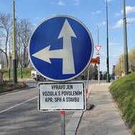 Odbočit k Hradu mohou jen vybraná vozidla.