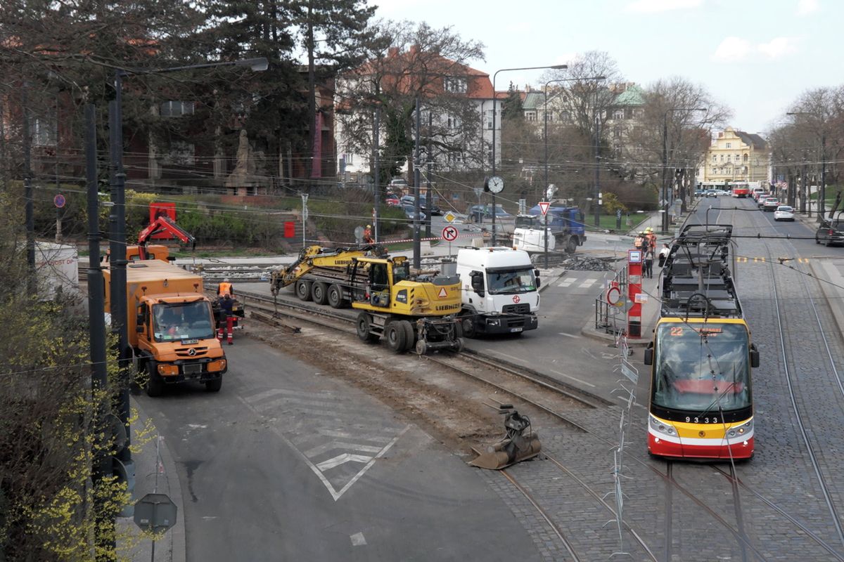 Turisté musí pěšky, řidiči jezdí i do zákazu. Začala rekonstrukce tramvajové trati u Pražského hradu