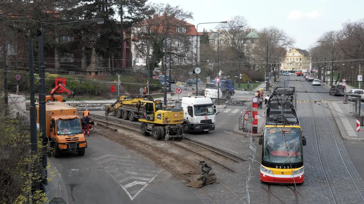 Turisté musí pěšky, řidiči jezdí i do zákazu. Začala rekonstrukce tramvajové trati u Pražského hradu
