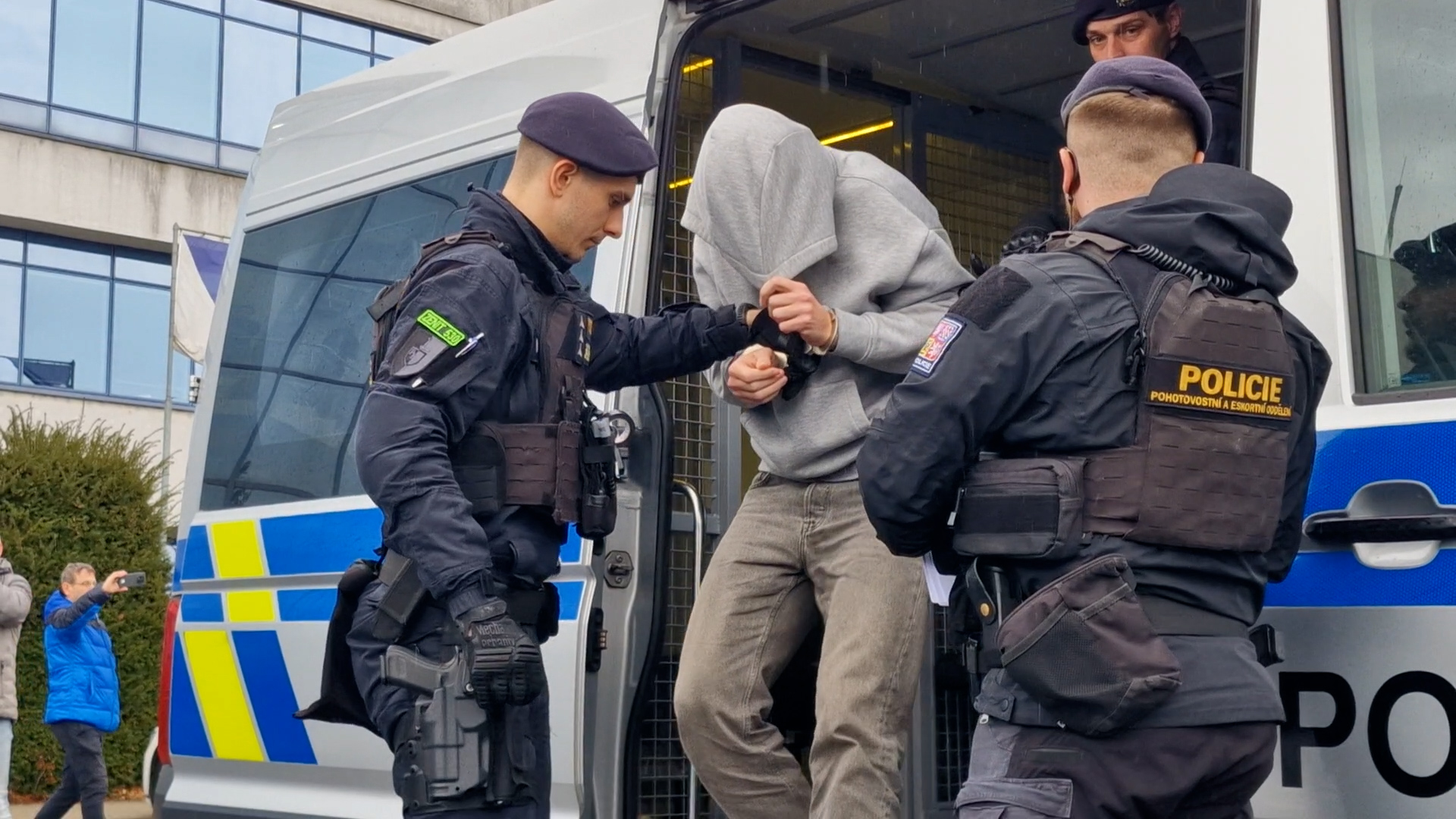 Eskorta ke zlínskému soudu přivedla bývalého rozhodčího Býmu a dvojici v kapucích