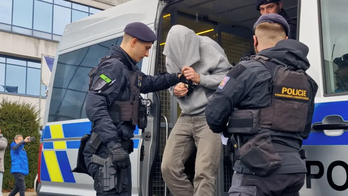 Eskorta ke zlínskému soudu přivedla bývalého rozhodčího Býmu a dvojici v kapucích