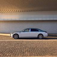 Podběhy vyplňují kovaná kola ve stříbrné barvě.