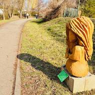 Další ze soch zdobící nábřeží