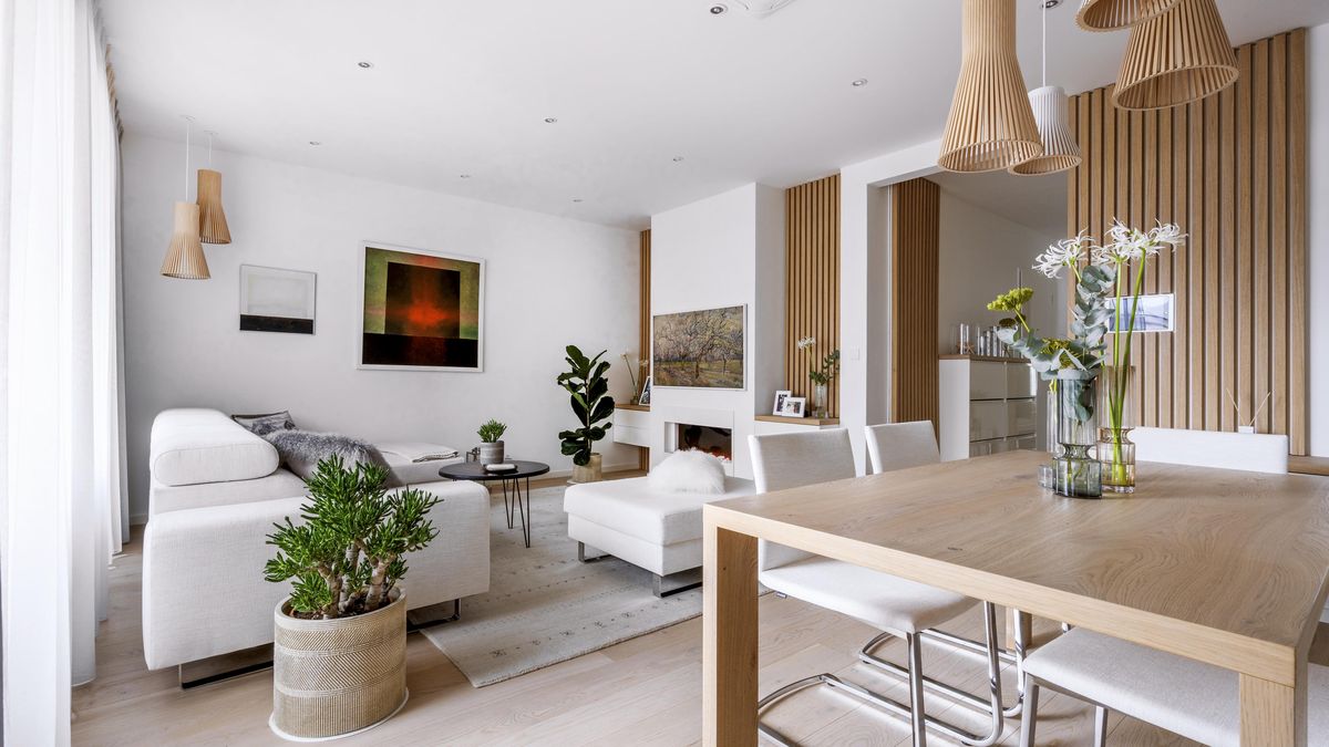 Perlou zlínského bytu je podlaha, v níž jsou zality poklady z cest