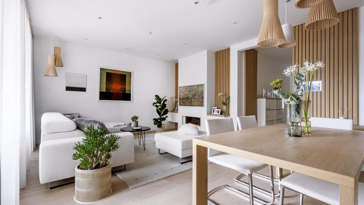 Perlou zlínského bytu je podlaha, v níž jsou zality poklady z cest