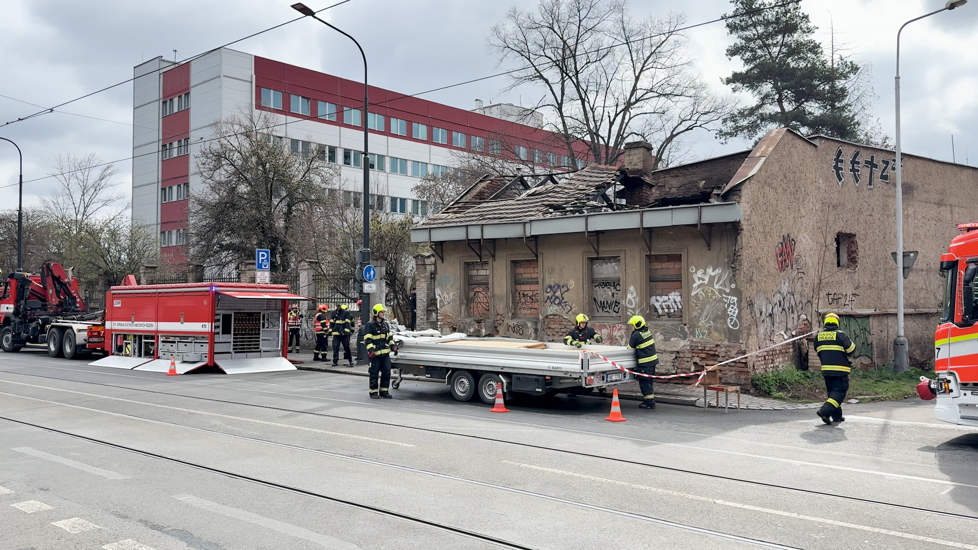 Při požáru opuštěného domu v Praze našli hasiči ohořelé tělo