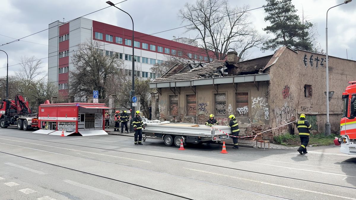 Při požáru opuštěného domu v Praze našli hasiči ohořelé tělo