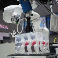 Na listopadovém veletrhu Medica předvedla společnost Kuka pomocí robotické ruky simulovanou operaci páteře.
