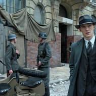 Jonas Nay v roli inspektora Moravy