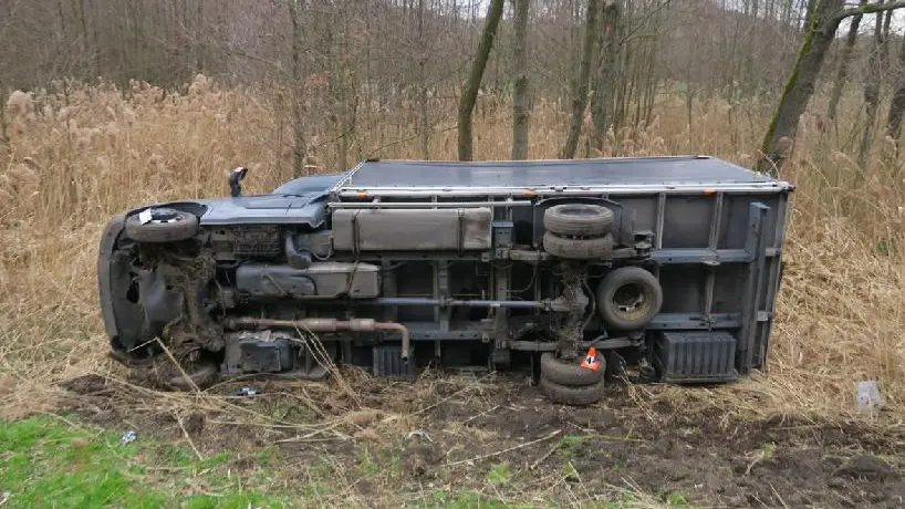 Řidič na Šumpersku převrátil náklaďák