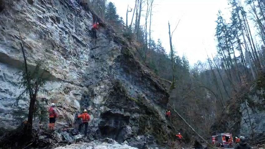 Hrozilo zřícení na turistickou stezku. V Moravském krasu odstřelili dva uvolněné skalní masivy
