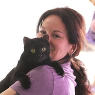 Lucie Plíhalová s Čertíkem, který před rokem přežil výbuch plynu v kočičí kavárně.