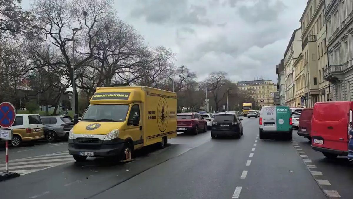 Nelegálně zaparkovaná autoreklama na „hampejz“ u hlavního nádraží trápí radnici Prahy 1
