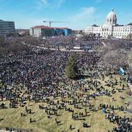Největší protesty se konaly v Minnesotě. Údajně dorazilo až 200 tisíc lidí. 