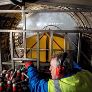 Do tunelů metra každou noc vjíždí mycí souprava. Je osazena obloukem s 16 tryskami.