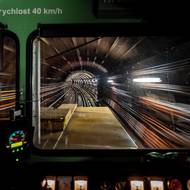 Výhled z mycího vozu. Po kolejích metra se pohybuje přibližně pětikilometrovou rychlostí. Každým tunelem metra v Praze projede přibližně čtyřikrát za rok. 