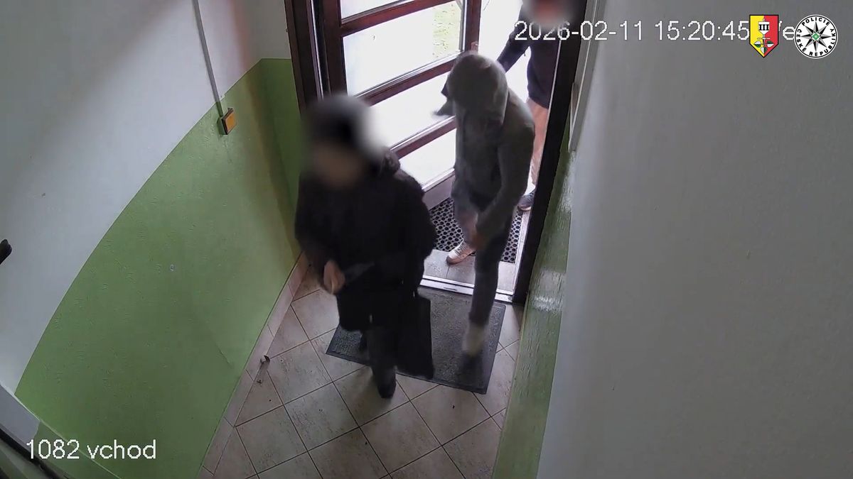 Zákeřné napadení seniorky v Praze i divoké zadržení podezřelých natočila kamera