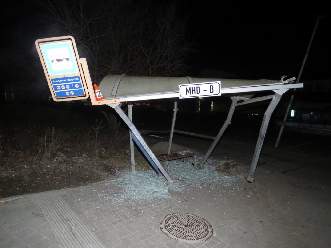 Motorista v Krnově sejmul zastávku a ujela. Pátrá po něm policie