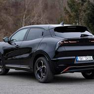 Zlatý dekor je vidět také v zadním nárazníku, ve kterém je i přiznaná koncovka výfuku.