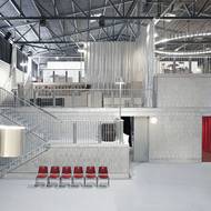 Divadelní prostor pro prodej lístků a bar je otevřený do centrálního foyer.