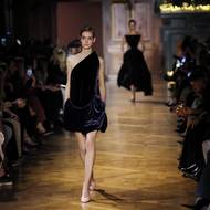 Victoria Beckhamová pracovala v podzimní kolekci i se sametem.