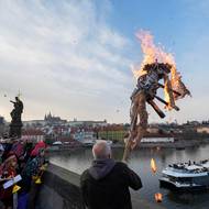 Vynášení Motorany - symbolické figury ztělesňující destruktivní politiku současné vlády