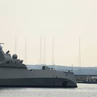 HS Kimon vplouvá do přístavu v Limassolu. V pozadí je vidět letecká základna Akrotiri.