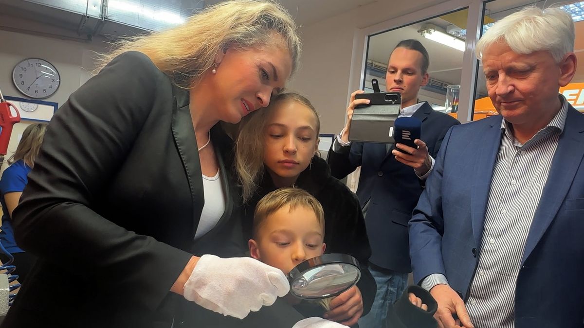 V Jablonci vyrazili medaili s portrétem Jiřího Menzela. Má na ní neznatelný úsměv, potěšilo jeho ženu