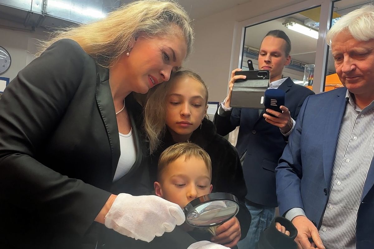 V Jablonci vyrazili medaili s portrétem Jiřího Menzela. Má na ní neznatelný úsměv, potěšilo jeho ženu