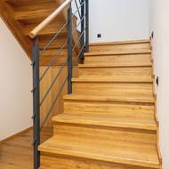 Když jedou na chalupu majitelé sami, prostě se zavřou jen ve své části v přízemí a po schodech do podkroví vůbec nepotřebují chodit.