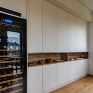 Součástí jsou i moderní spotřebiče, např. vinotéka.