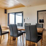 Jídelní stůl má impozantní desku.