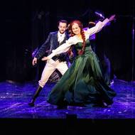 Ledové království se usadilo v pražském Hudebním divadle Karlín. Krhovjak Kryštof a Ines Ben Ahmed jako Hans a Anna