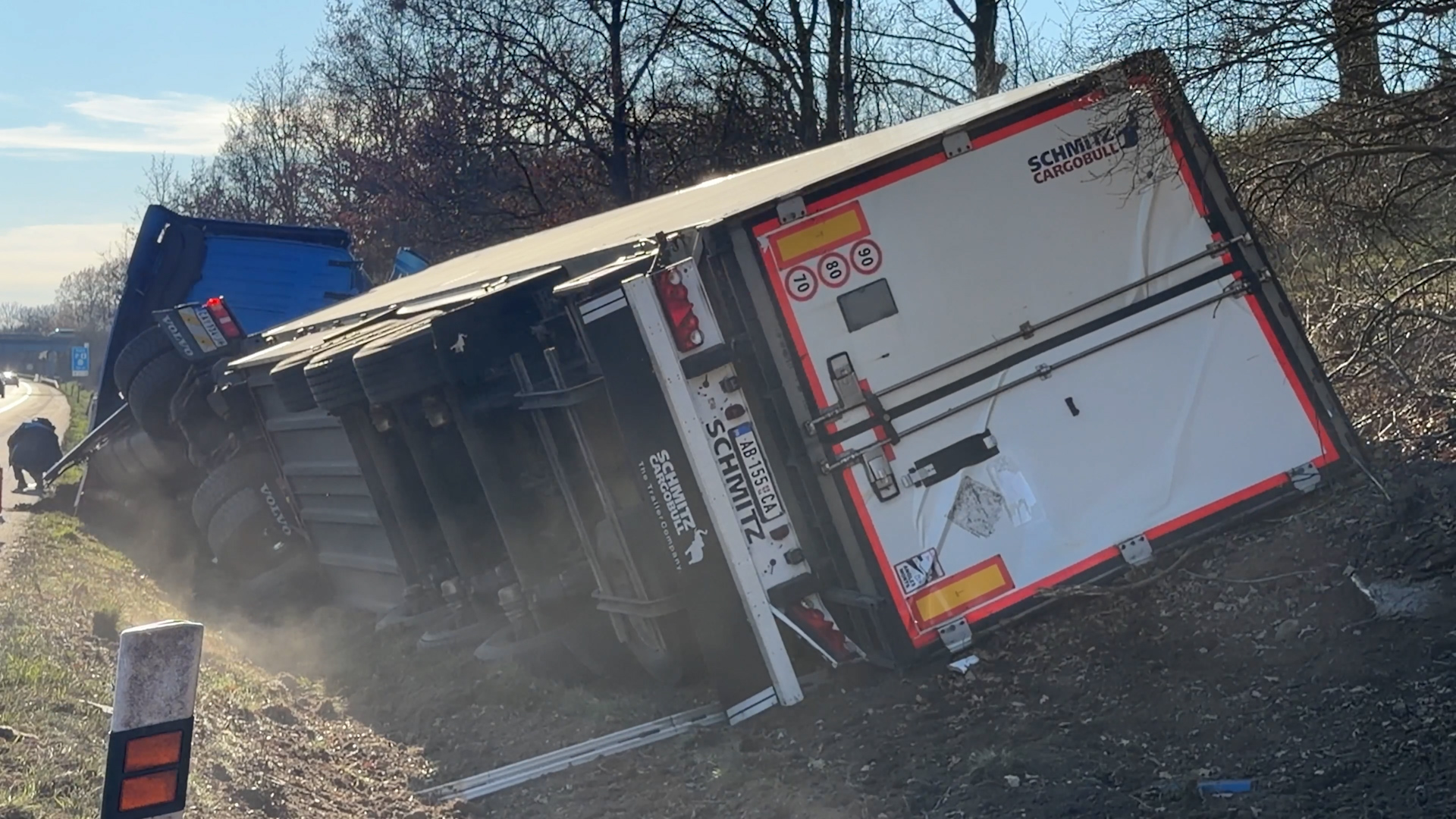 Trên đường cao tốc D5 gần Praha, xe tải đã bị lật khi bánh xe bị nổ