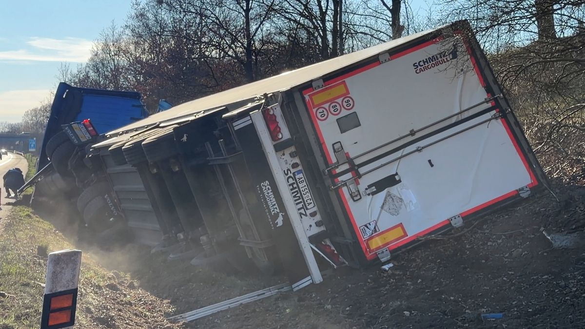 Na dálnici D5 u Prahy se převrátil kamion, za jízdy mu praskla pneumatika