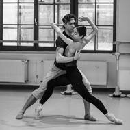 Kostýmní zkouška představení Avant-Garde, které mělo v Národním divadle premiéru 12. března 2026. Tanečníci Nina Fernades a Erivan Garioli