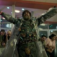 Skupinu vede svérázný misionář v podání Sama Rockwella.