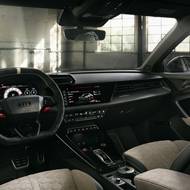 Interiér kombinuje luxus a sportovní atmosféru.