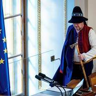 Tomio Okamura v kroji a s čakanem i předsedal. 