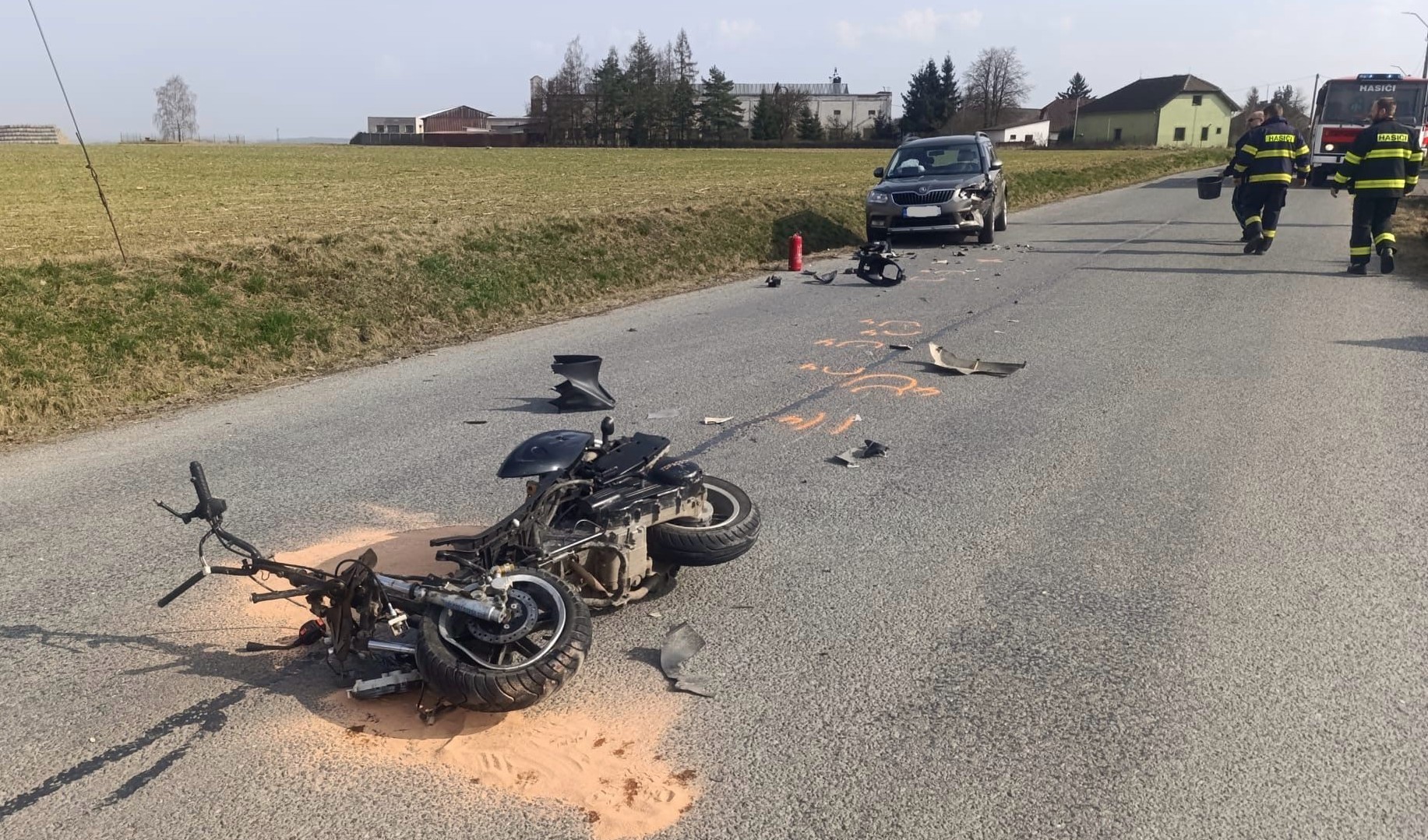 Người đàn ông trên xe máy va chạm với ô tô