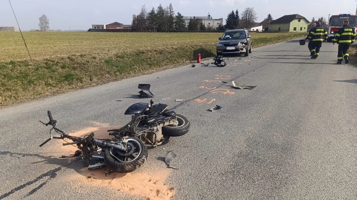 Muž na skútru se na Plzeňsku čelně střetl se škodovkou