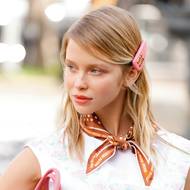 Zkuste uvázat šátek nejen do košile, ale i k jarním šatům.