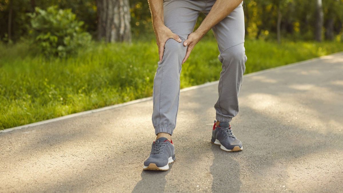 Ranní ztuhlost a dalších 6 varovných příznaků, že vaše klouby stárnou rychleji, než by měly