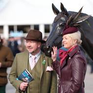 Během akce byla často k vidění trendy vínová barva i peří.