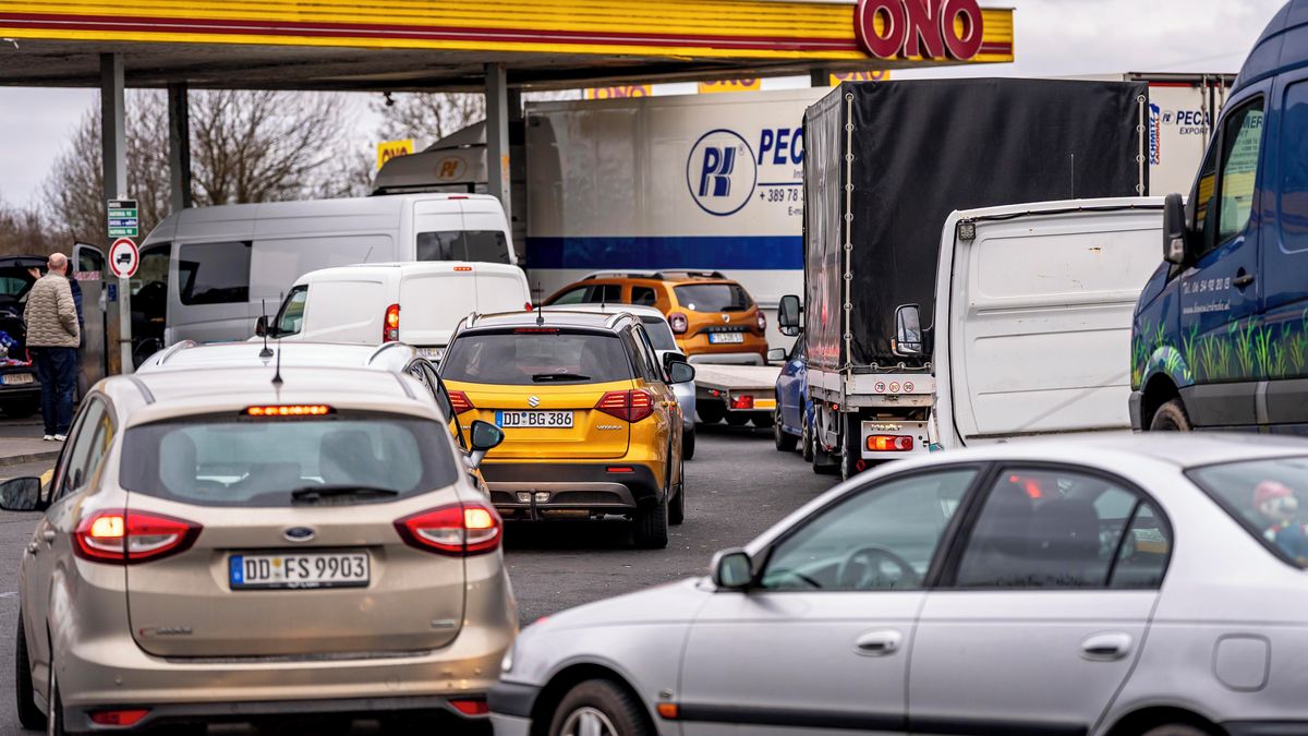 Nafta je v Česku o pět korun dražší než na Slovensku. Nejlevnější je Bulharsko a Malta