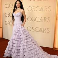 Chase Infiniti v pastelových šatech s volánky i vlečkou.