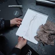 Návrh šatů, které vznikly během dvou týdnů