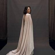 Šaty zdobí hedvábná vlečka.