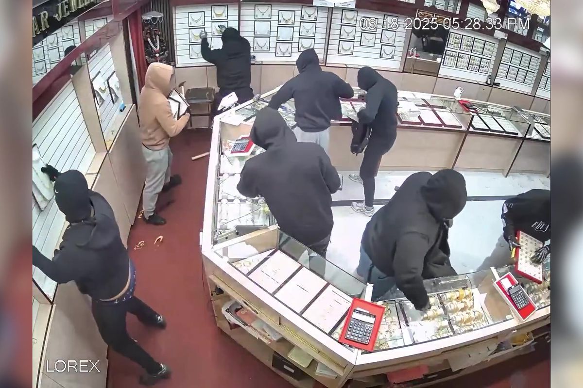 Dvacet lidí bleskově vykradlo klenotnictví. Kalifornie zveřejnila video z neuvěřitelné akce