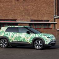 Prototyp elektrického crossoveru Volkswagen ID. Cross zatím halí maskovací fólie.